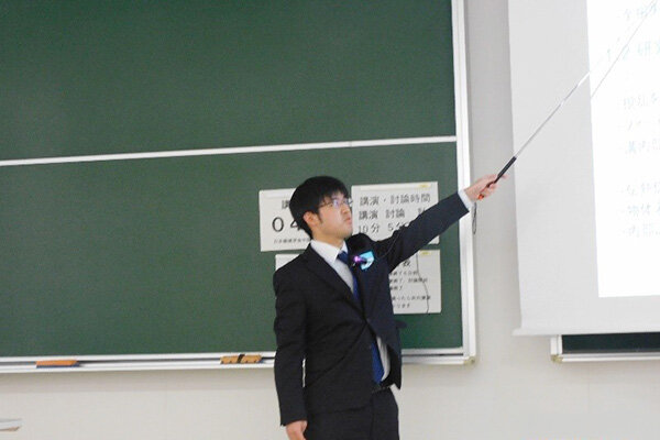 緊張の中でも自分の研究について発表する学生