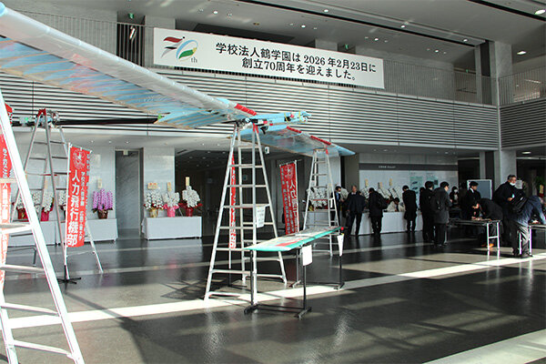 会場1階に展示された人力飛行機部の機体