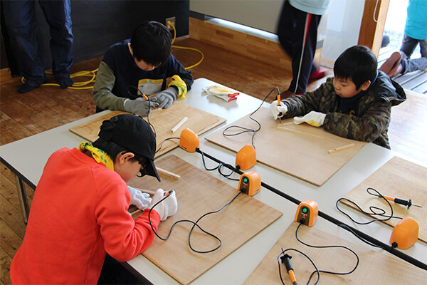 はんだごてで好きな模様や名前を入れる