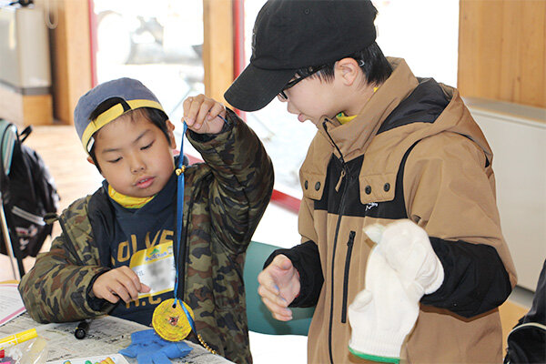 ペンやクレヨン、シールで思い思いに装飾する