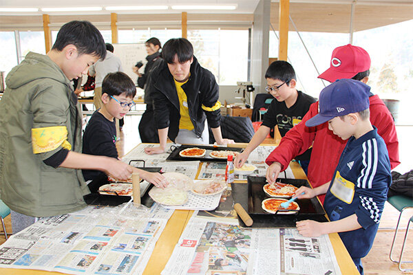 思い思いの具材をトッピングし、オリジナルのピザを仕上げる