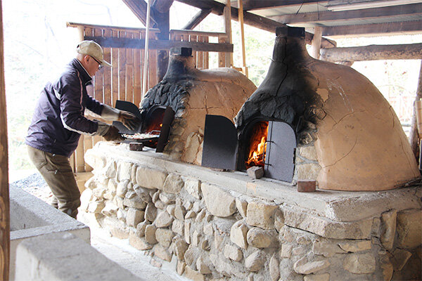高温の窯でピザを焼き上げる