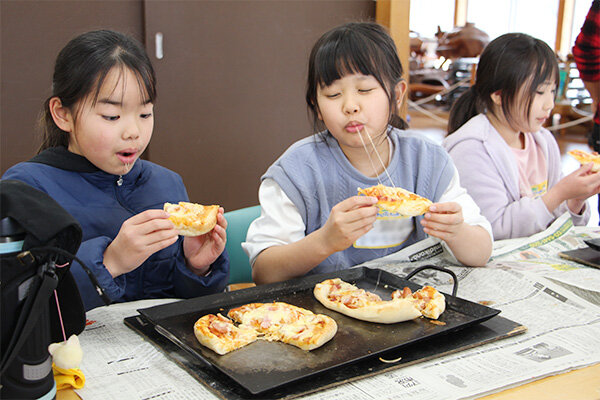 自分で作ったピザは、とてもおいしい！