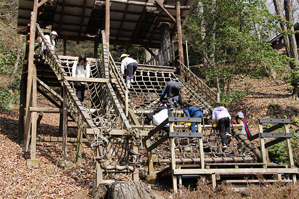 活動を通してすっかり仲良くなり、アスレチックで元気に遊ぶ子どもたち