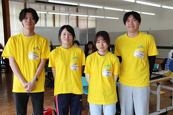 ボランティアスタッフとして参加した学生（左から 光畑さん、岡村さん、長谷川さん、清水さん）