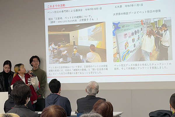 活動内容について報告する様子