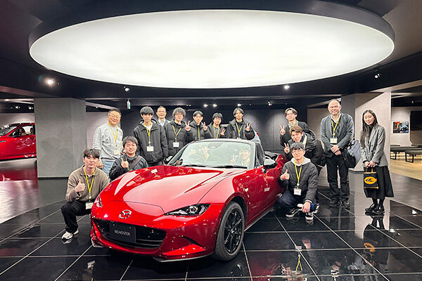 マツダミュージアム見学後にメンバー全員で記念撮影