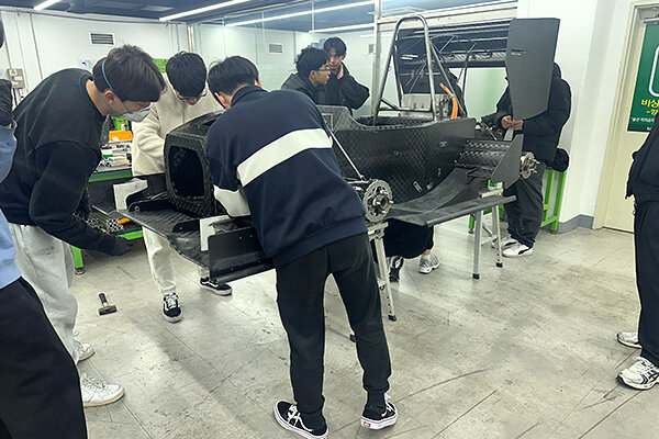 KMUファクトリーにて協働作業の様子