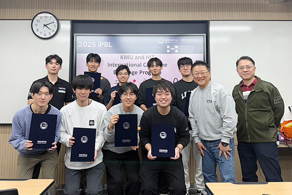 国民大学校での閉会式後に修了証とともに記念写真