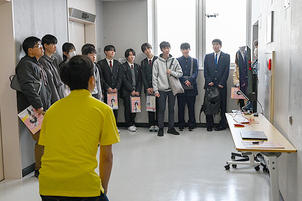 操縦者の動きに追従するドローンのデモ