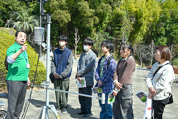 屋外での気象観測装置の解説