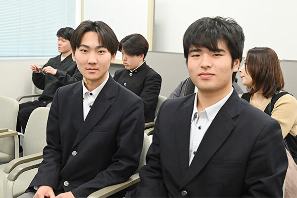 香川県から来場したという新田さんと眞鍋さん。「志望している土木分野について、しっかりと学べることがよくわかりました」