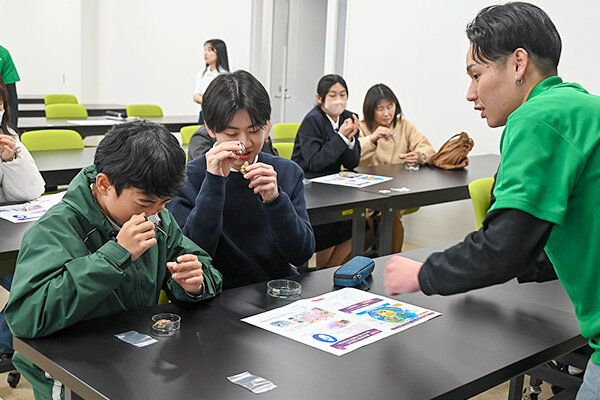 広島県全体で見られる風化火成岩の中に水晶の結晶を発見し、来場者からは歓声が上がった