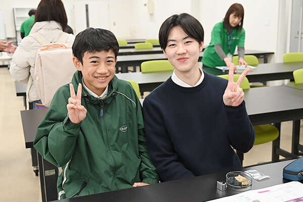 参加した江頭さんと黒岩さん。「先生や学生との距離が近く、大学が身近に感じられました」