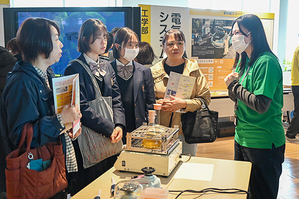 食健康科学科では、健康を支える酵素の働きについて解説