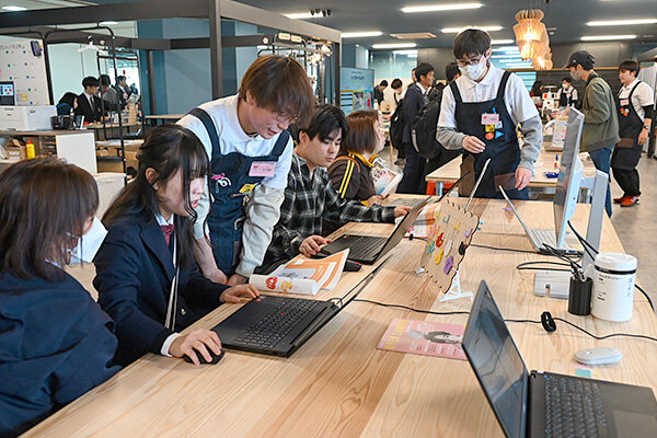 「Fab Lab体験コーナー」では、デジタル工作機器を使いオリジナルキーボルダーや刺繍ポーチづくりに挑戦