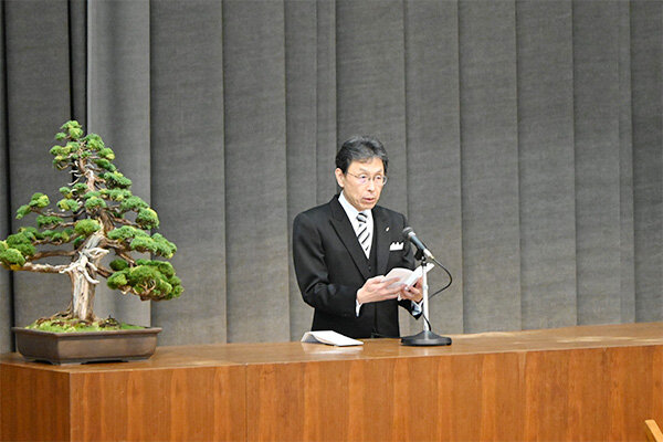 「新しい技術を積極的に学び使いこなし、新たな価値を生み出す人になってほしい」と長坂学長