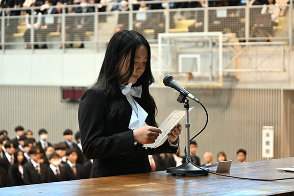 学部入学生代表として入学を宣誓する髙畑さん（広島市立美鈴が丘高等学校出身／広島県）