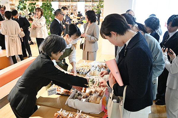 学生の交流拠点であるnexus for.では、田頭茶舗のお団子が振る舞われた