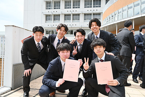 「部活やサークル、アルバイトなど学生生活を楽しみたい」と話す学生たち