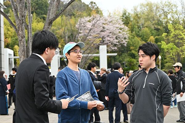 部活やサークルの先輩学生が新入生に声をかける場面も