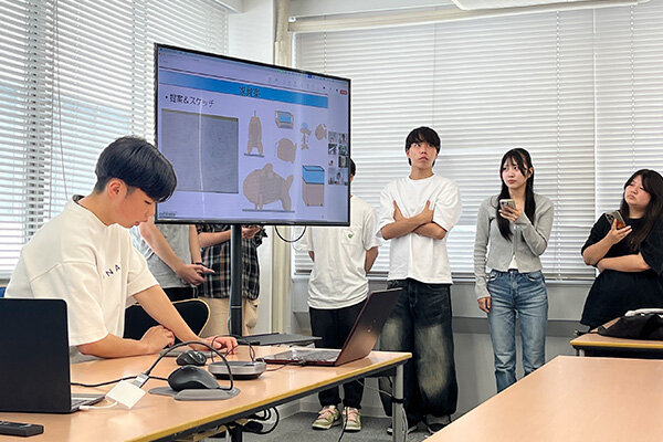 9月にオンラインで実施した中間発表会の様子