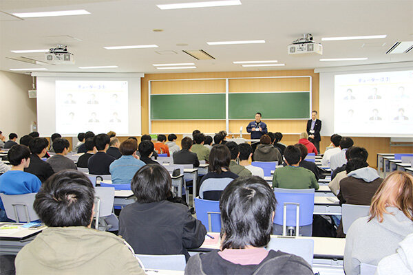 教員紹介の様子