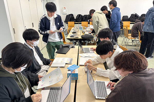 プログラミングロボット「Codey Rocky」を使った演習