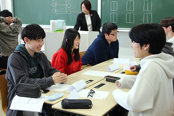 グループワークで交流する学生たち