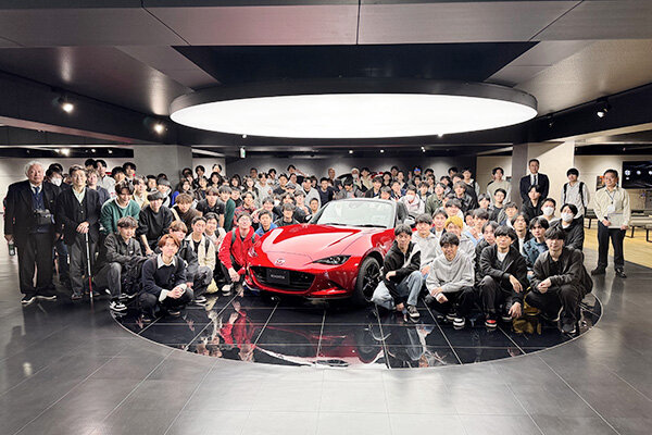 マツダ株式会社の工場見学での集合写真