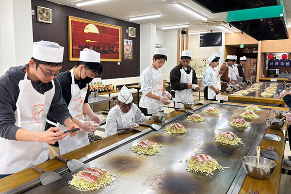 Wood Eggお好み焼き館でのお好み焼き体験