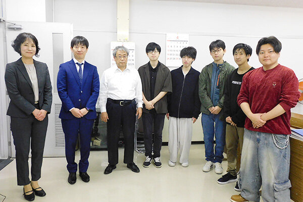 贈呈式後、阿部社長が研究室を訪問され、学生へ激励のお言葉をいただいた