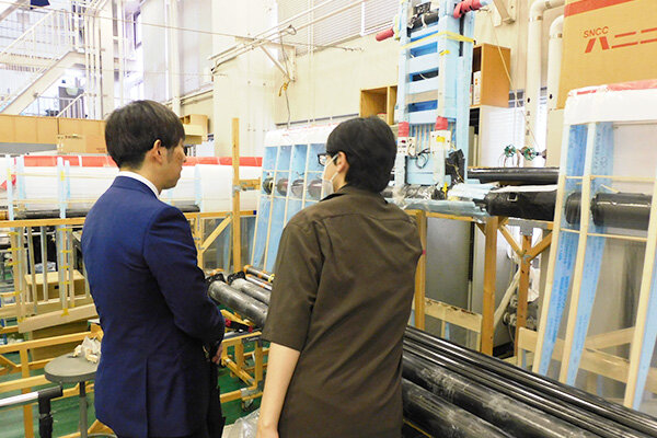 今年度の機体製作状況をご見学いただいている様子