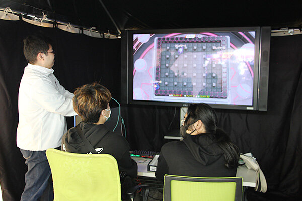 大会優勝メンバーとのeスポーツ対戦を楽しむ来場者