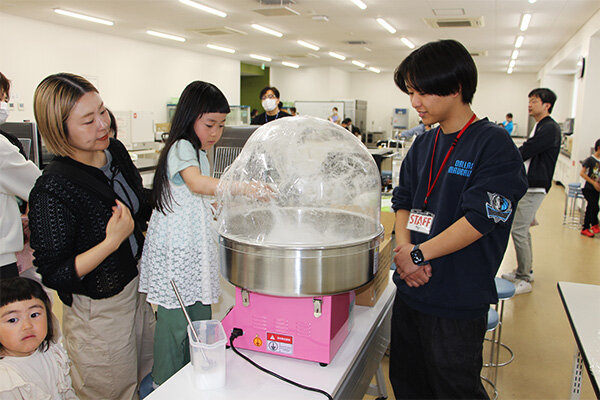 食健康科学科による「おやつラボ」。発酵ベルギーワッフルやポップコーンづくりは、子どもたちに大人気だった