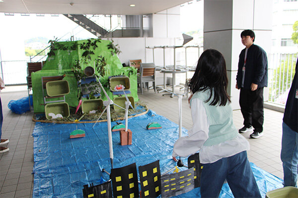 地球環境学科は、植物や石、貝殻などの自然物を使ったアナログゲームを企画。遊びながら自然に触れる体験を提供した
