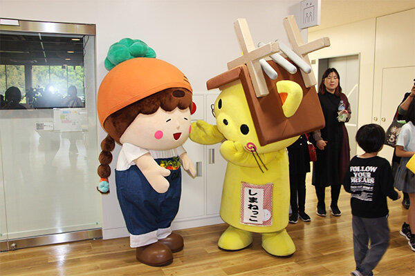 島根県の出展ブースには島根県観光キャラクター「しまねっこ」が登場し、JCDセンターのマスコットキャラクター「キャロミ」とのコラボレーションで会場を盛り上げた（島観連許諾第9335号）