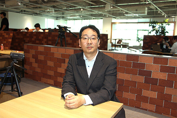 防災意識向上の重要性について話す田中センター長