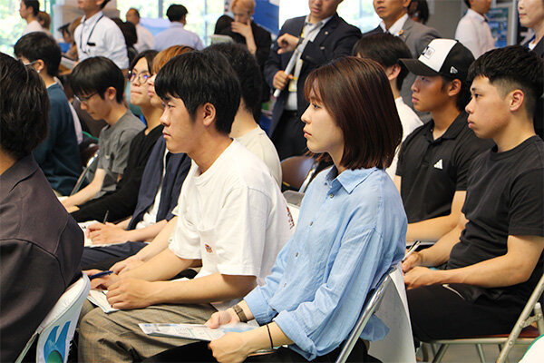 学生は基本私服で参加し、企業との距離も近く、多くの質問が飛び交った
