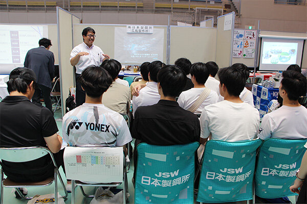 多くの学生が集まった日本製鋼所（広島製作所）ブース