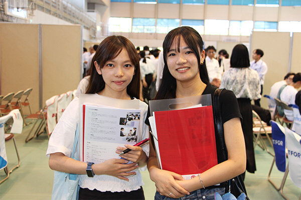 「1つの分野に絞らず、さまざまな企業を見てみたい」と話す梅田さん（右）と坂田さん（左）