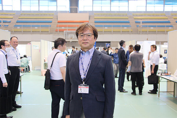 学生に積極的な企業研究を呼びかけるキャリアセンター長の宗澤教授