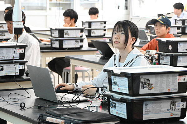 レゴマインドストームで製作した自律走行ロボットを使い、プログラミングの基礎を体験