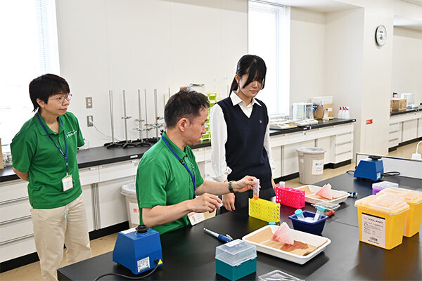 薬剤を使い、イチゴのDNAを抽出する実験も行った