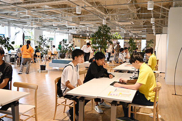 学科ごとにわかれた相談ブースには大勢の人が訪れた