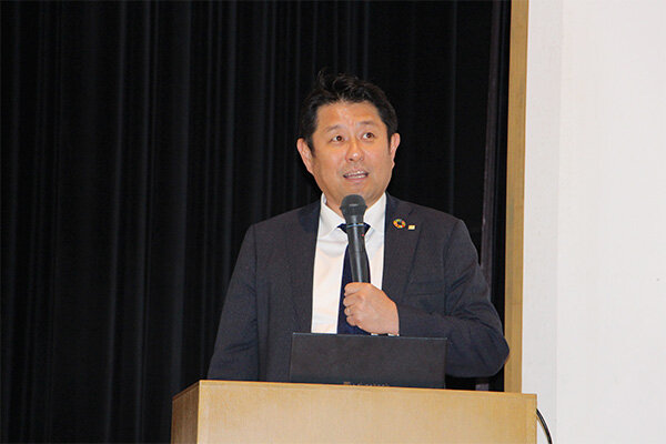 「自分を見つめることが就職活動の第一歩」とエールを送る中野氏