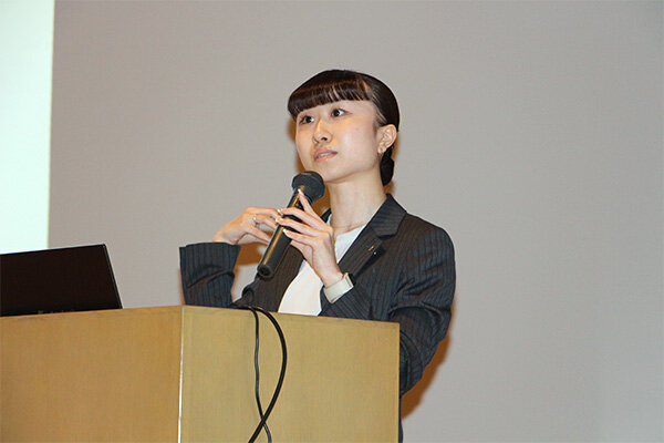 「第一印象は6～12秒で決まる」と話す青山商事の末川さん