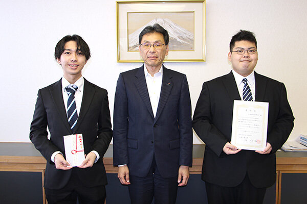 「マイナビeカレ2026」で優勝したe-sports愛好会学生チームの学長表彰を行いました