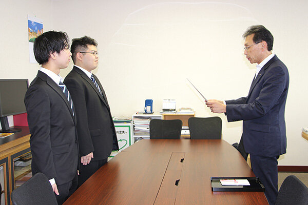 長坂学長から表彰状が授与された