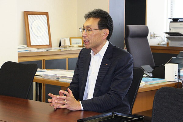 「ぜひ後進の育成にも力を注いでほしい」と話す長坂学長
